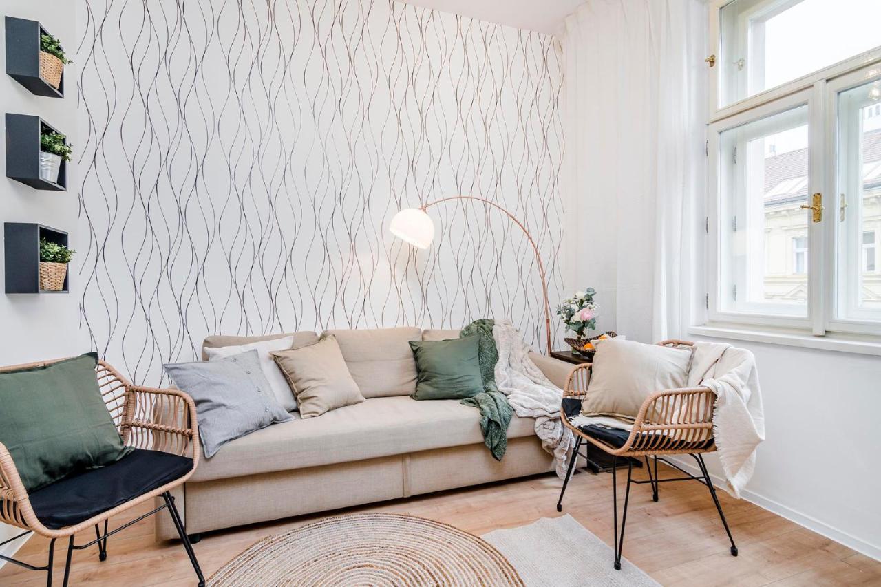 Charming By Michal&friends * Praag